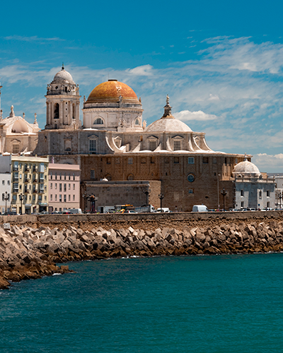 Costa e cattedrale di Cadice [Paul Edney su Pixabay].