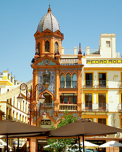 Sevilla Center [jacqueline macou on Pixabay].