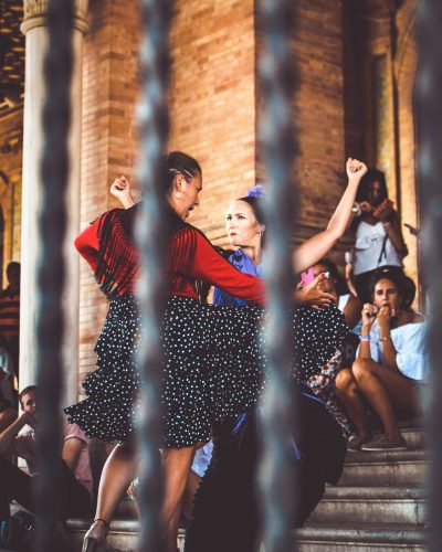Flamenco sur la Plaza de España à Séville [Stéphan Valentin on Unsplash].