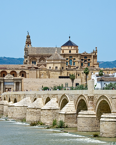 Moschee und römische Brücke [Makalu auf Pixabay].