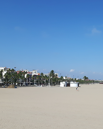 Spiaggia di Malvarrosa [Boris Dzhingarov CC BY 2.0].