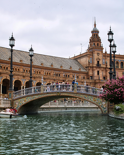 Plaza de España [Daniela Fazendeiro on Pexels].